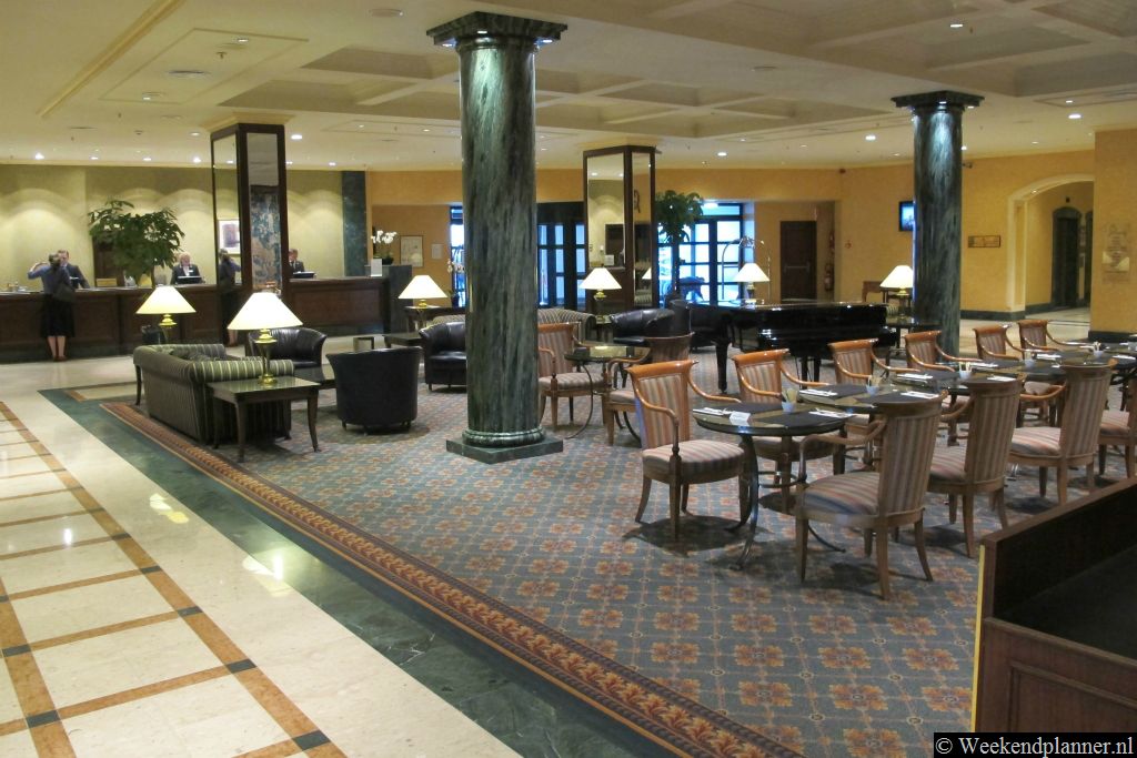 Dit is de hotel lobby van het Hilton Hotel. Tip: Reserveer een kamer in dit hotel.